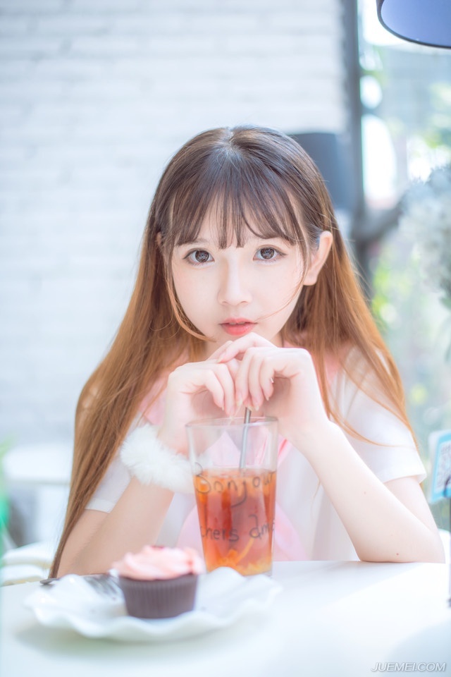 友谊是美酒，年份越久越醇香浓厚；友谊是焰火，在高处绽放才愈是美丽；友谊是鲜花，送之于人手有余香。